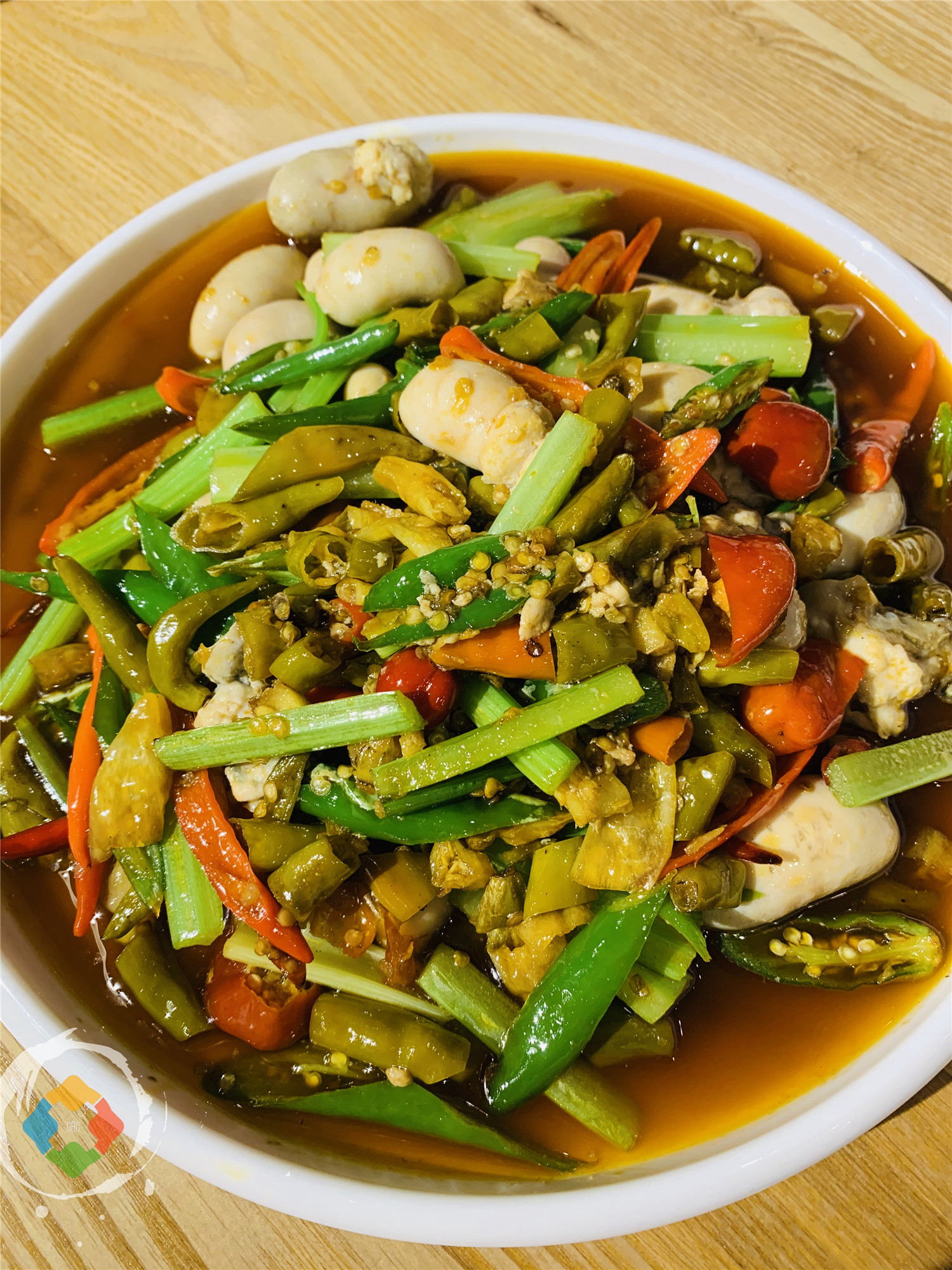 为什么重庆人要在大排档养生？一边吃着小龙虾生蚝，一边喝着热粥