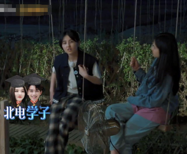 张子枫张婧仪聊的太嗨，谁注意两人的坐姿？暴露真实修养