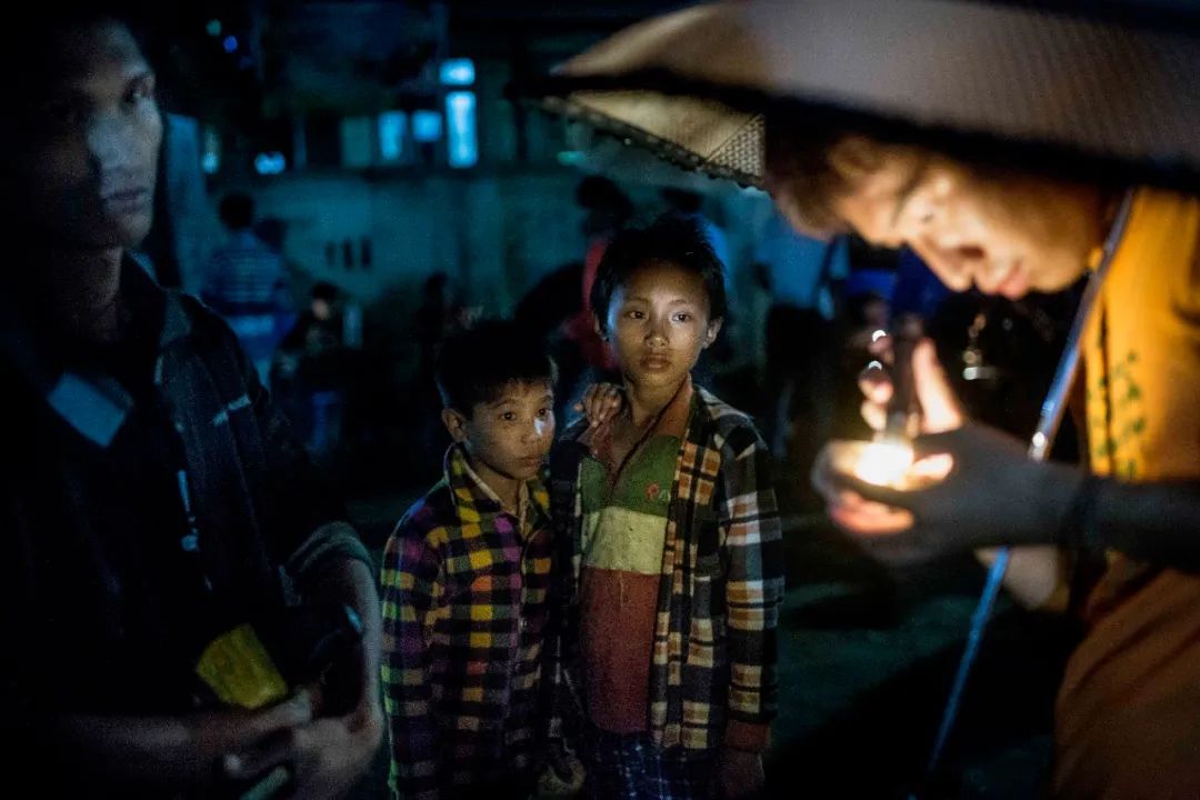 为了“疯狂的石头”，30万人不惜付出血的代价