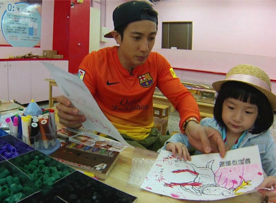 吴尊晒女儿，9岁NeiNei一头长发初露女神范，戴圆框眼镜呆萌可爱