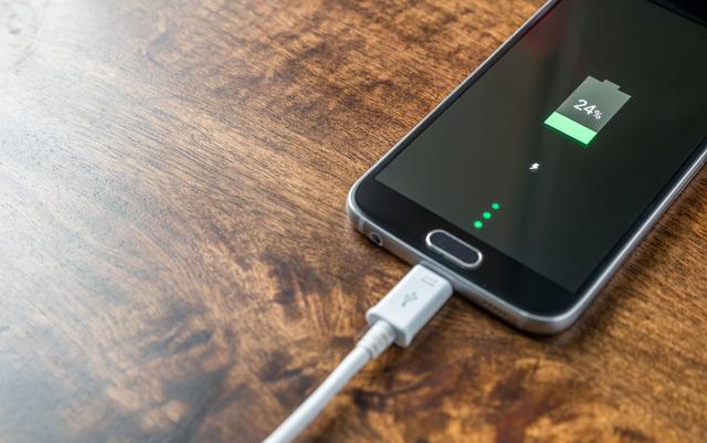 别说手机充电没讲究！其实这4种方法，才是手机正确的充电方式