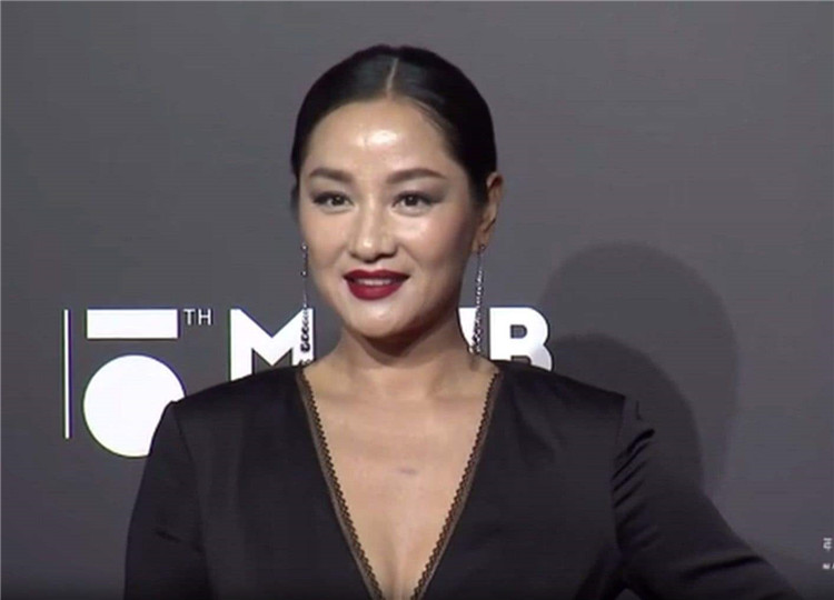 瞿颖不再是女神？身材没变，但咋油光满面的呢