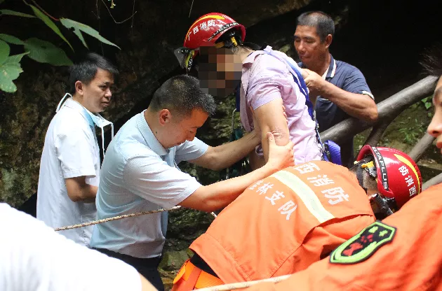 现场 | 灵川神岭瀑布风景区游客坠崖动弹不得，