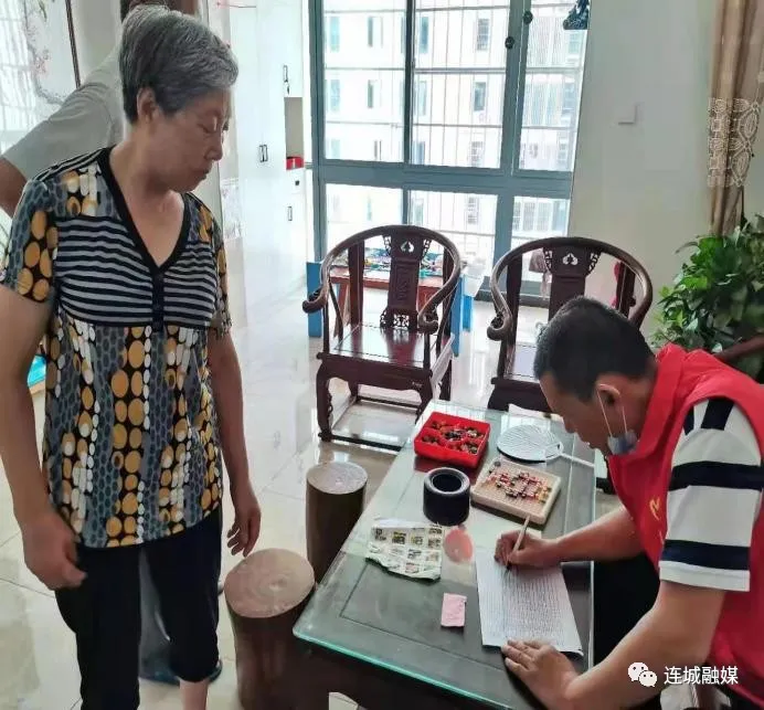 「我为群众办实事」连城县城管局：主动服务群众 助力社区疫苗接种工作