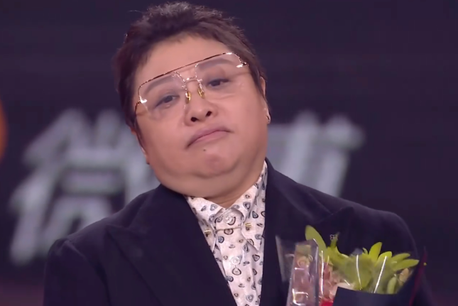 周冬雨耳环77万，热巴项链45万，都比不过韩红短短几句话