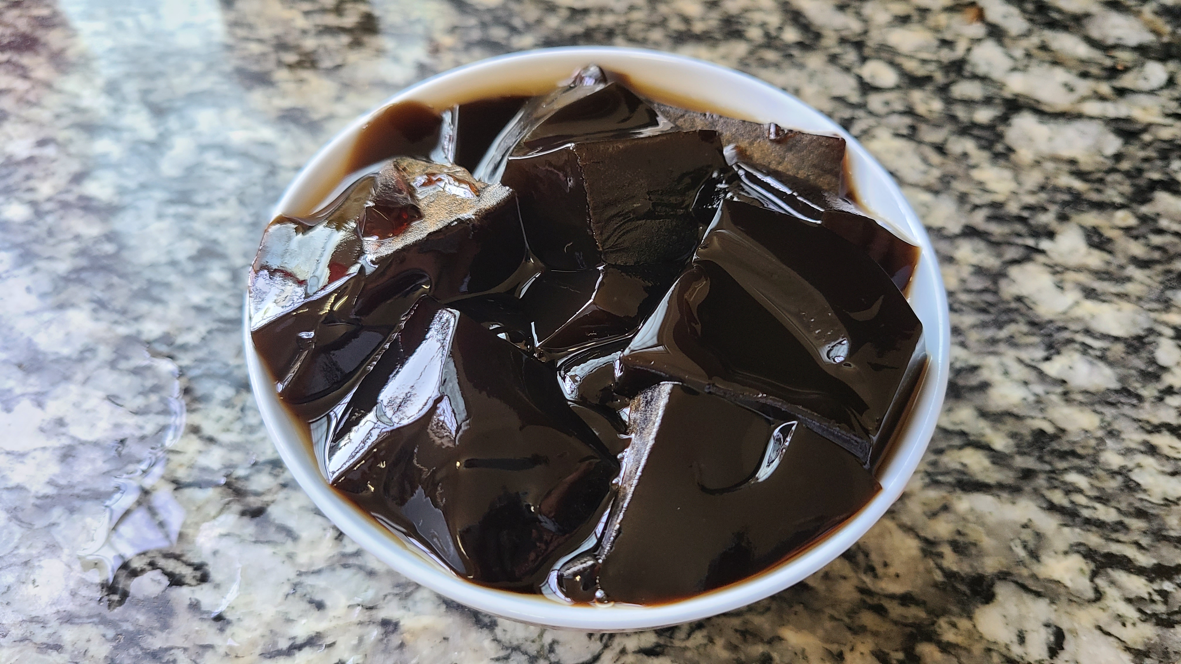 黑凉粉，是广东人夏天必吃的一道小吃，冰凉好喝，做法简单