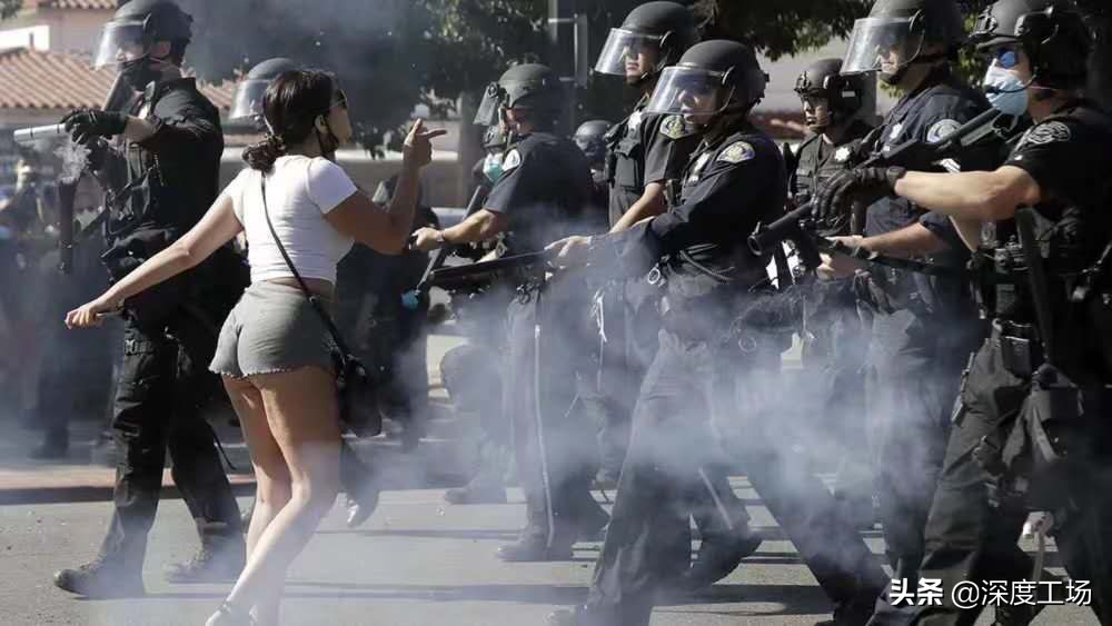 美军出动声波炮驱散人群，可致耳膜破裂出血：美军命令向人群开火