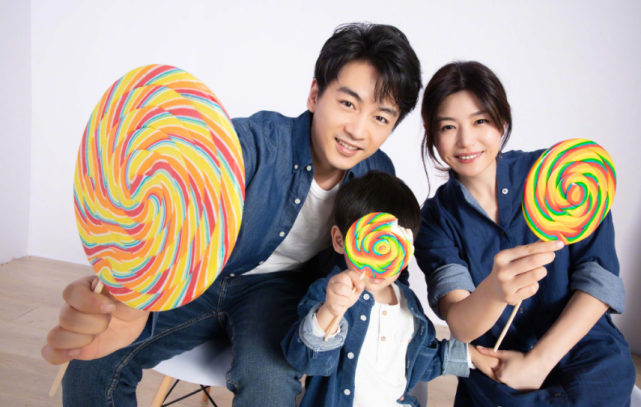 陈妍希掐点为老公庆生超甜蜜，晒陈晓父子俩睡觉照，星星睡姿可爱