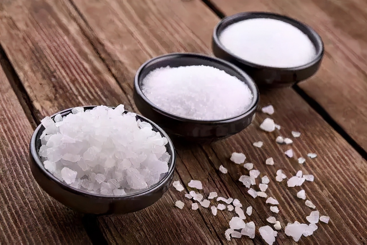 超市的食鹽品種多，哪種更適合家庭做飯？ 食鹽，怎麼選更健康？