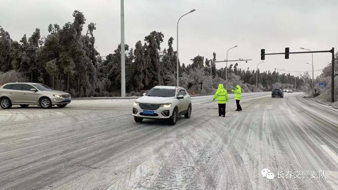 长春上演“冰雪奇缘”，交警演绎“全心守护”！