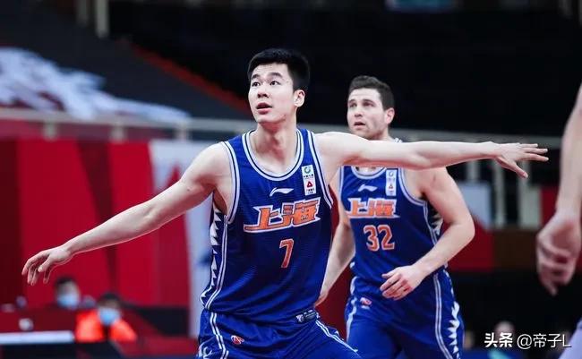 折腰。5年后成为中国男篮领军人物的五位球员