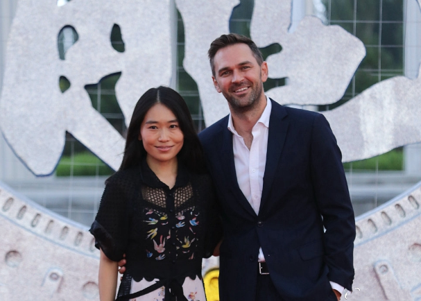 张艺谋大女儿气质不俗，与外籍老公一起走红毯，穿印花裙美得大方