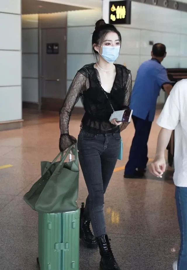 与张铭恩分手后放飞自我？徐璐穿透视装太惹眼，手上包包颜色亮了