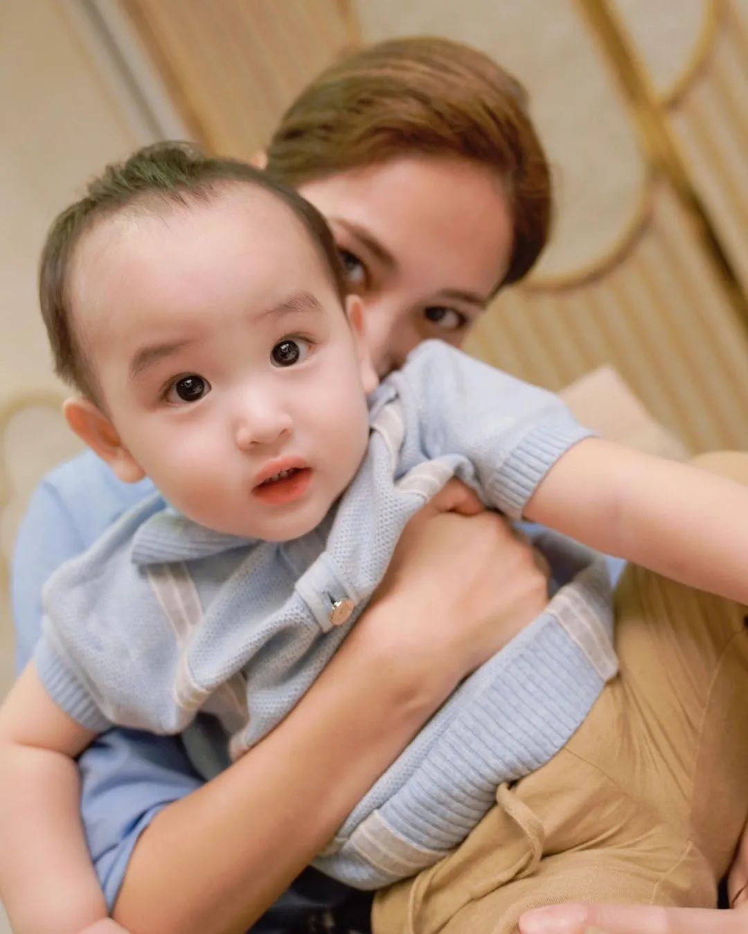 陈凯琳为郑嘉颖和爸爸庆生，小儿子长得像外公，隔代遗传又显灵了