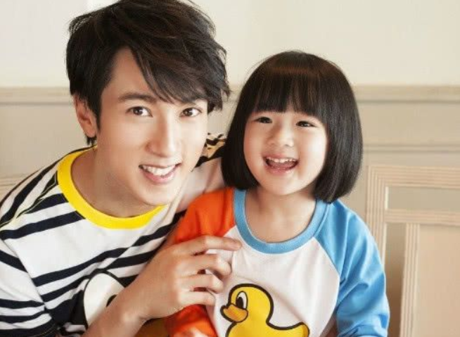 明星基因就服吴尊，女儿甜美可爱不说，儿子五官像是复制粘贴