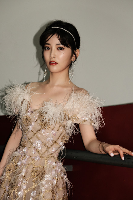 郭碧婷女儿百日宴，穿羽毛裙合照站最边角，“