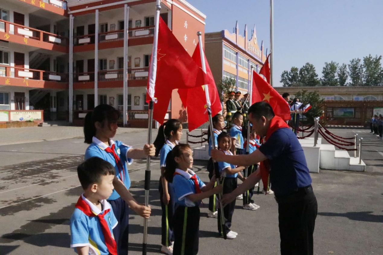 清丰县幸福路小学怎么样?首批新队员入队仪式(图1)