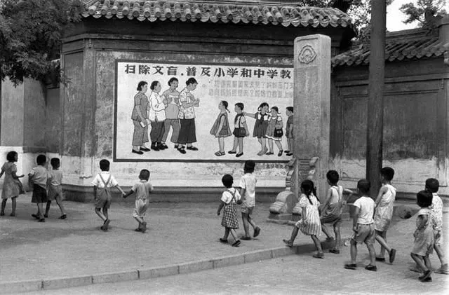 老外拍的1958年中国老照片，人们脸上笑容不断