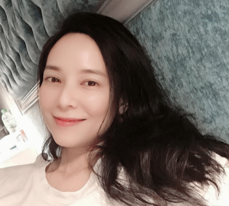 郭羡妮46岁生日宅家庆祝，与女儿同框似姐妹，点