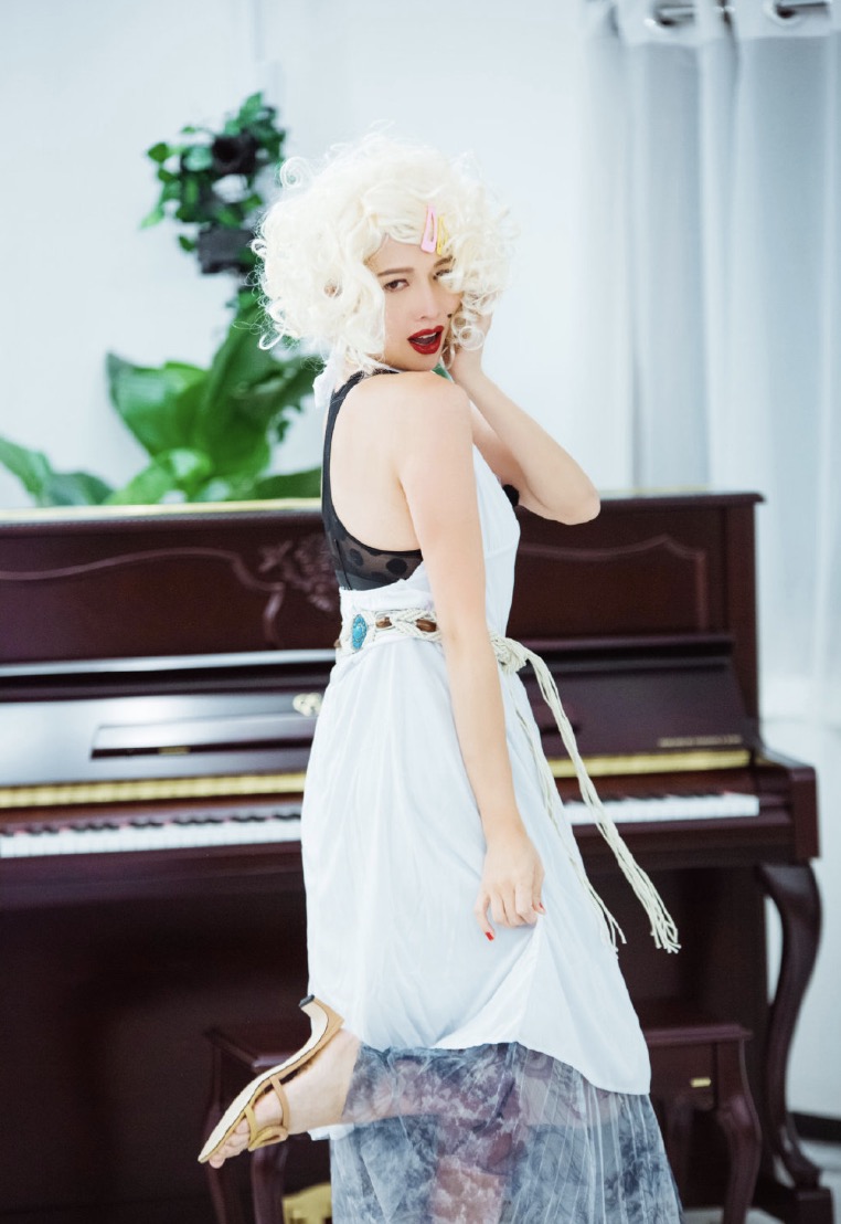 蔡少芬cos玛丽莲梦露，风情万种，强吻张晋留唇印画风搞笑