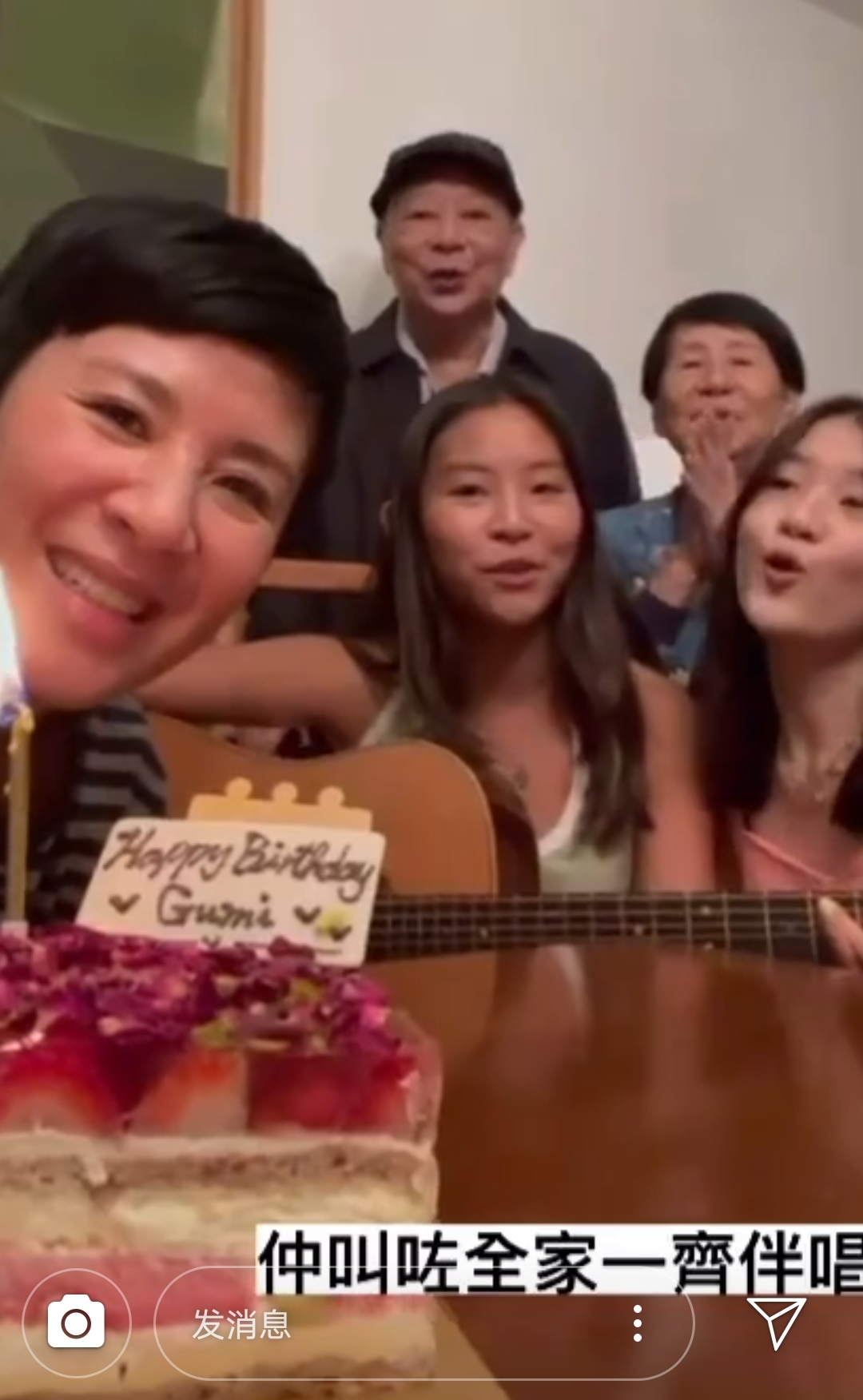 吴君如晒一家人为自己庆生，女儿弹吉他唱歌，老公陈可辛倾情献吻