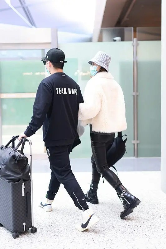 郑恺携妻走机场，二人都手拿外套好默契，苗苗