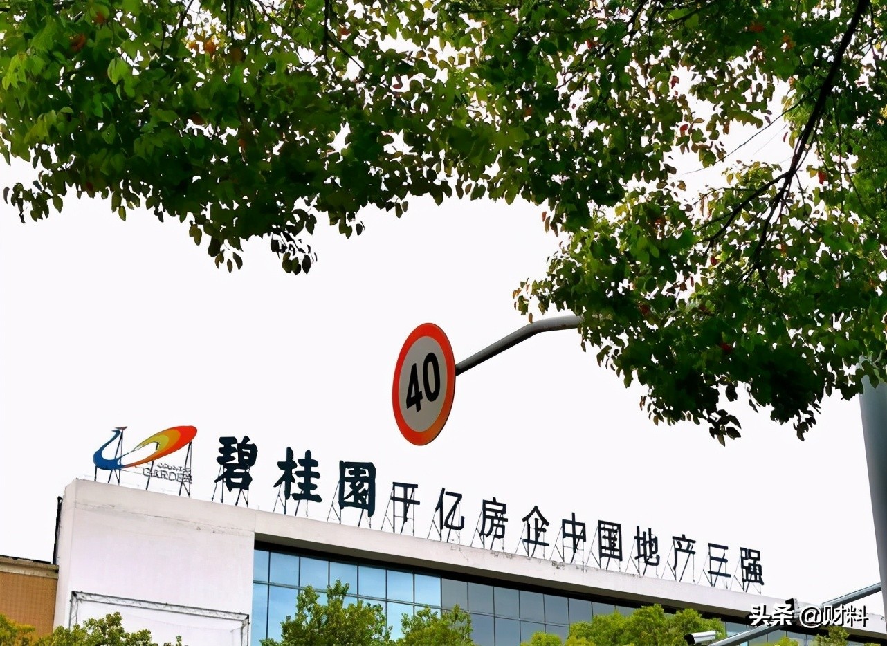 低调的中国女首富，坐拥2000亿财富，却嫁给了自己公司的员工