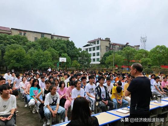 抚州市东临新区湖南中学召开中考誓师大会(图2)