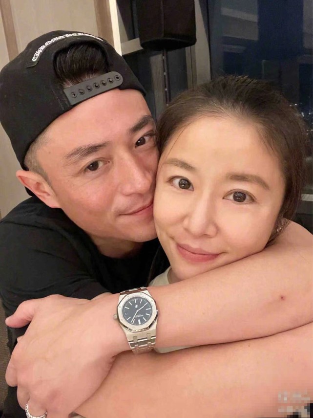 林心如生日宴現場曝光，霍建華秀恩愛，鎖喉式擁抱老婆盡顯佔有欲