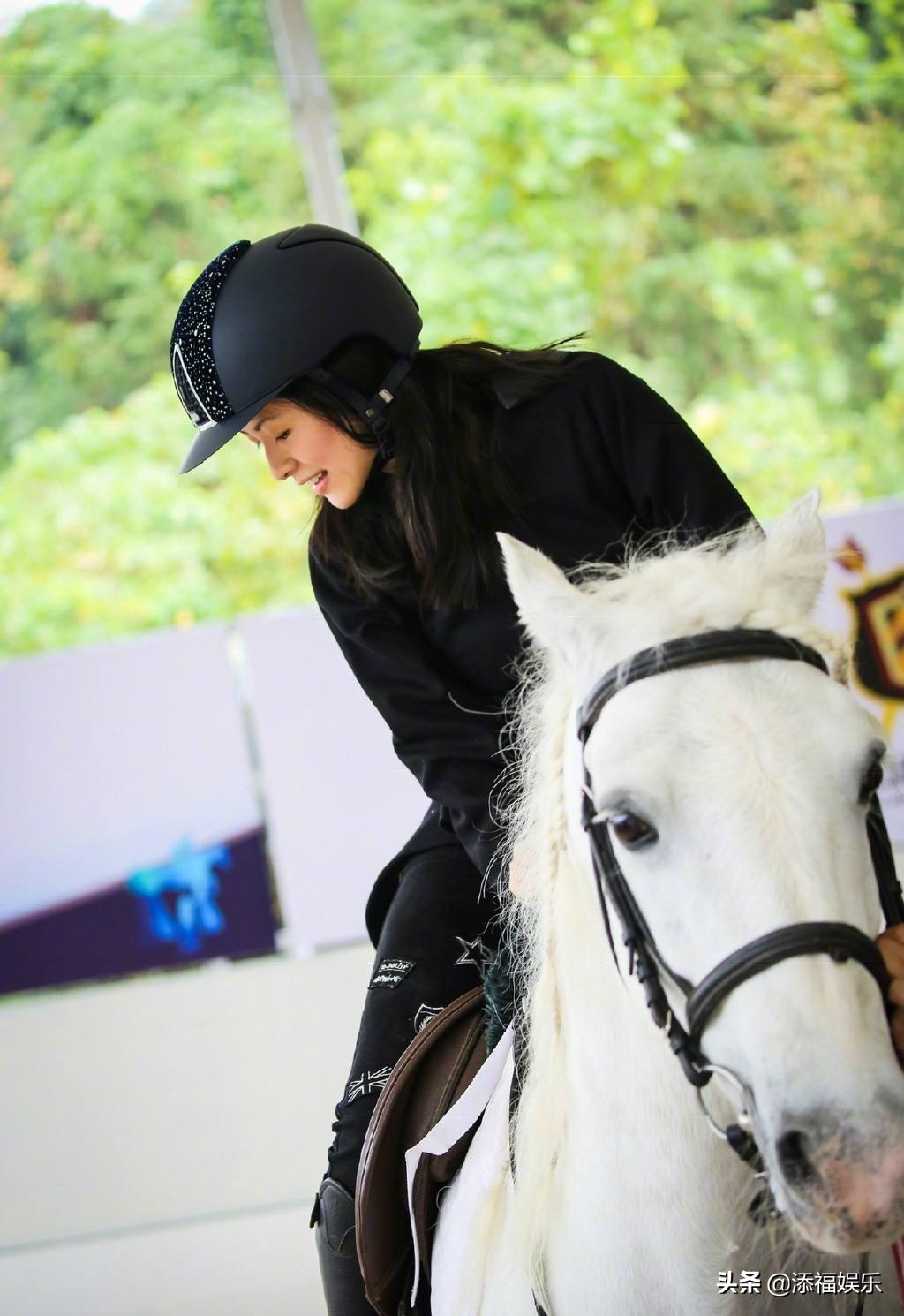 章子怡女儿醒醒学骑马，母女俩对话有趣，相处更像是朋友