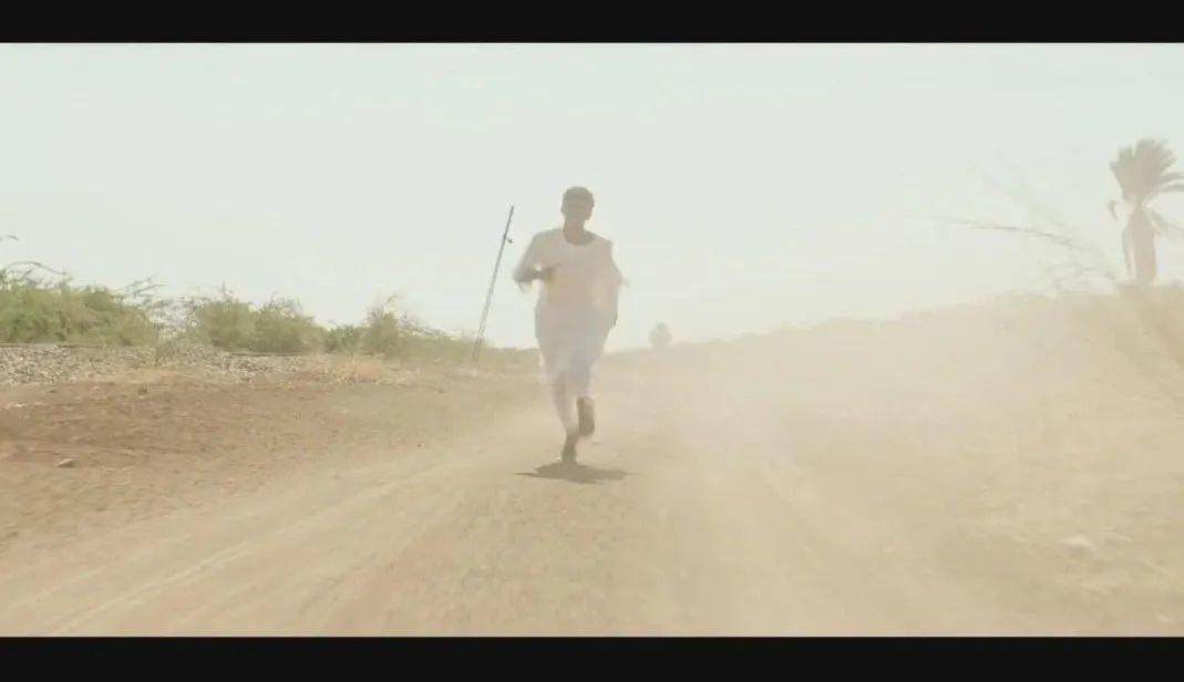 所有人都唱衰，这男孩也不该死