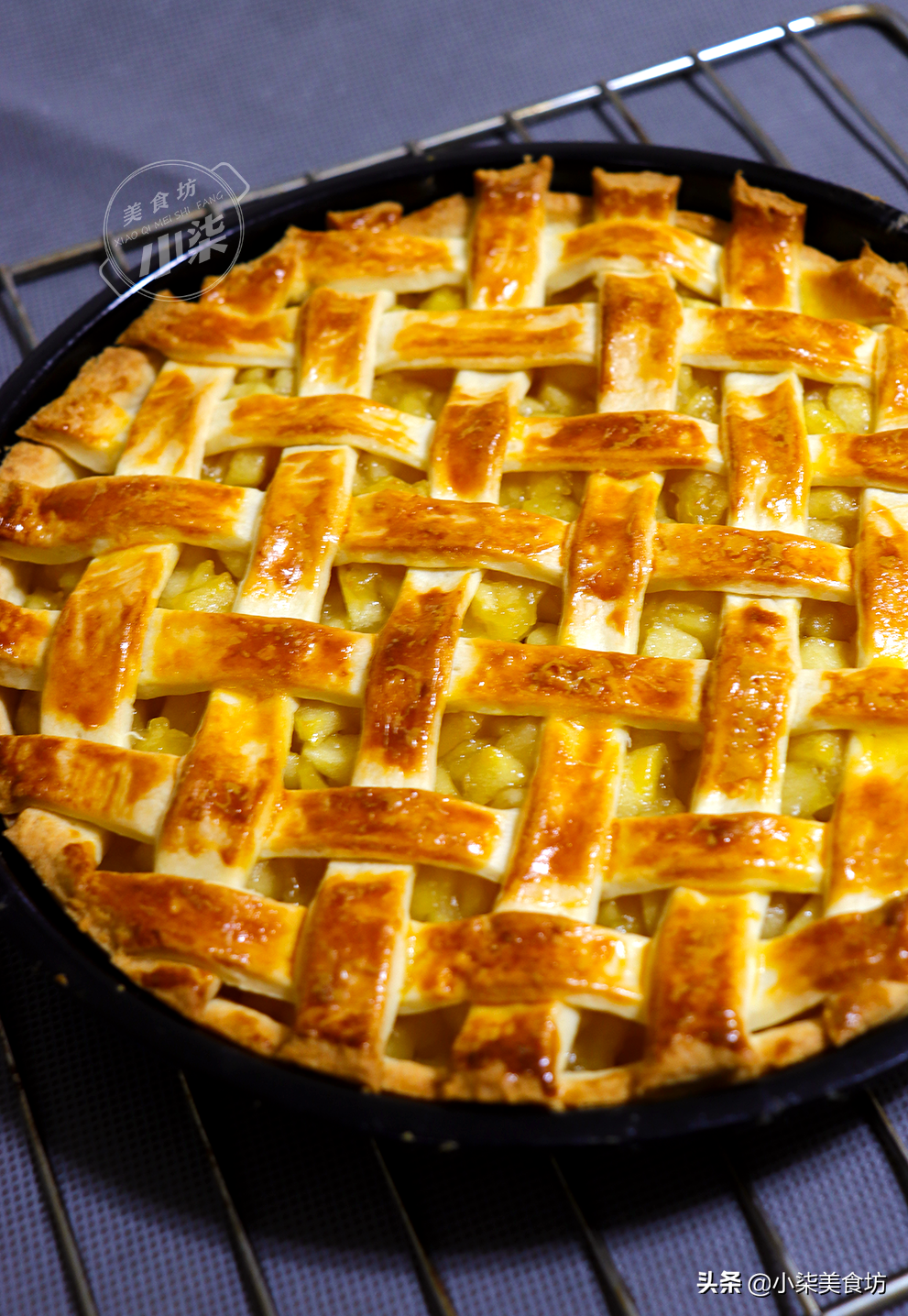 家裡蘋果吃不完，加一碗麵粉做蘋果派，甜而不膩，大人小孩都愛吃