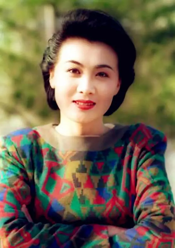 90年代当红女星李媛媛,37岁夺视后,39岁高龄产