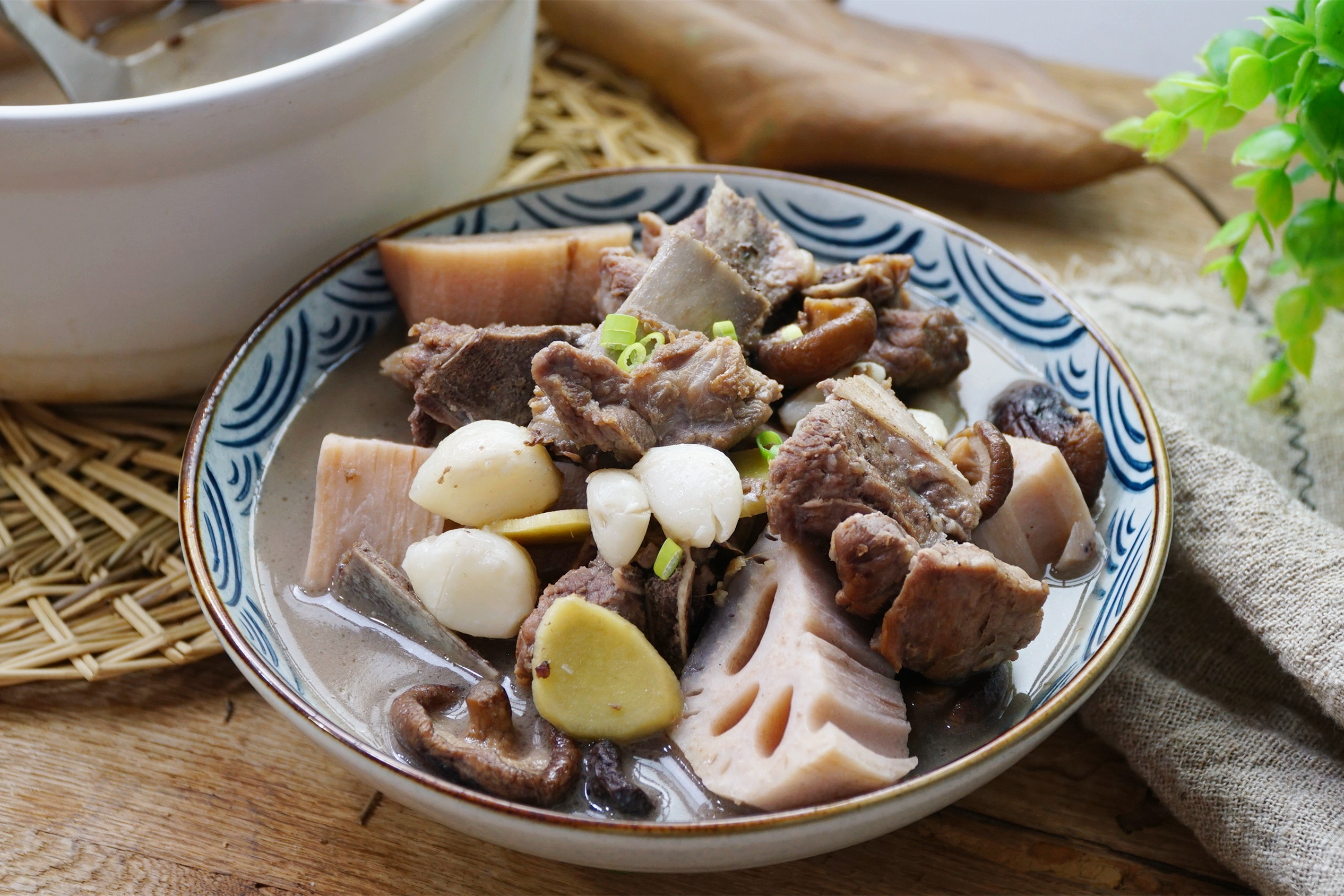 炖排骨时，别下锅就煮，多加这几样，汤浓肉香