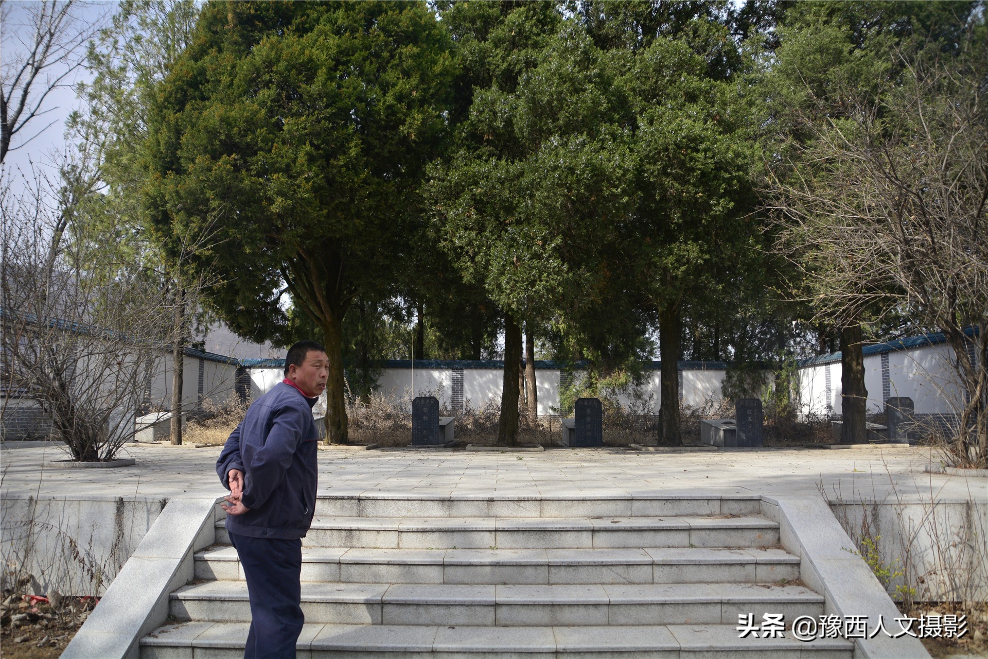 村里土房拆除，农家大叔从挖掘机下抢出来一卷布，啥东西这么珍贵