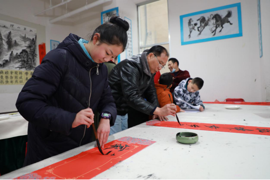 云南省罗平县：送春联 迎新春 暖民心