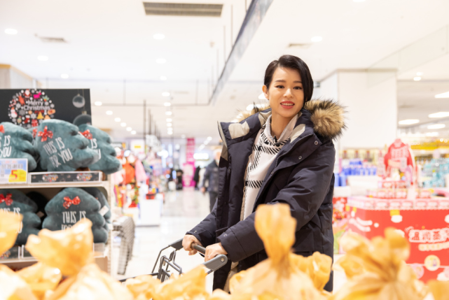 三胎孕媽胡杏兒帶兒子工作，穿著寬鬆巧遮孕肚，單手抱娃臂力足