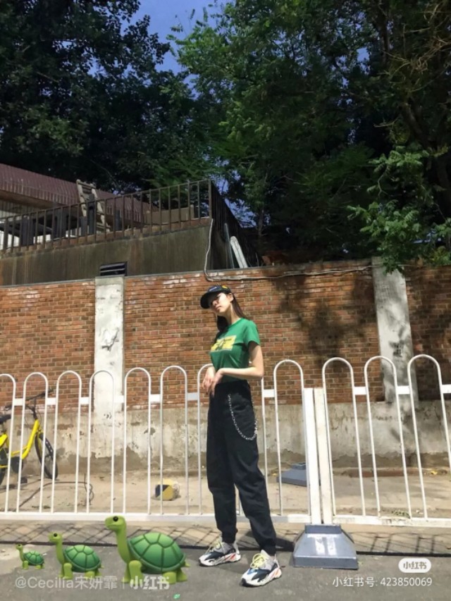 跟着明星学穿搭 | 帅气酷girl宋妍霏