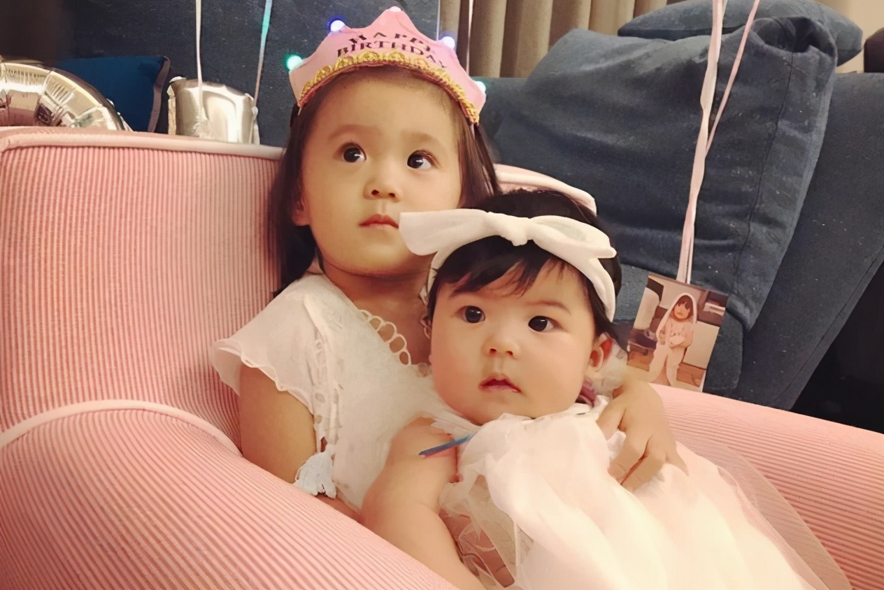 暖心咘咘成“寵妹狂魔”，小手一直護著波妞，媽媽賈靜雯吃醋沒？