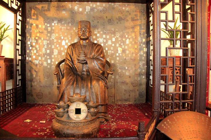 朱元璋指着猪蹄问沈万三：这是什么？对方巧妙