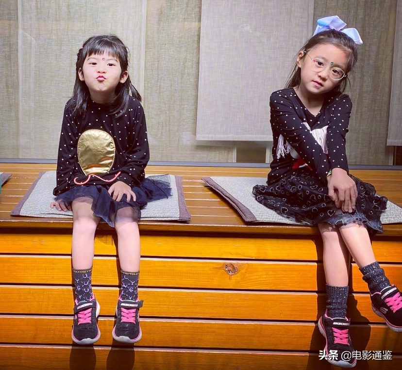 漂亮姐妹花！ 咘咘波妞穿同款衣服合影，這顏值不當童星可惜了