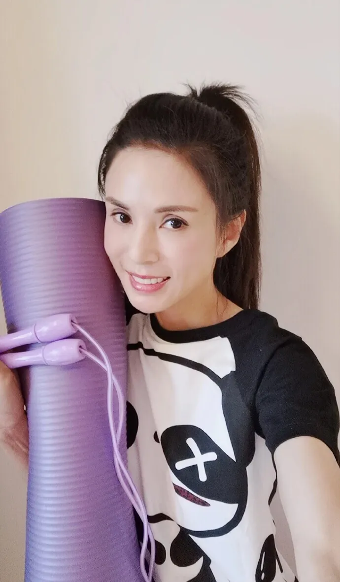 53岁李若彤的马甲线,犹如20岁少女,同款腹肌,这5个动作经常练