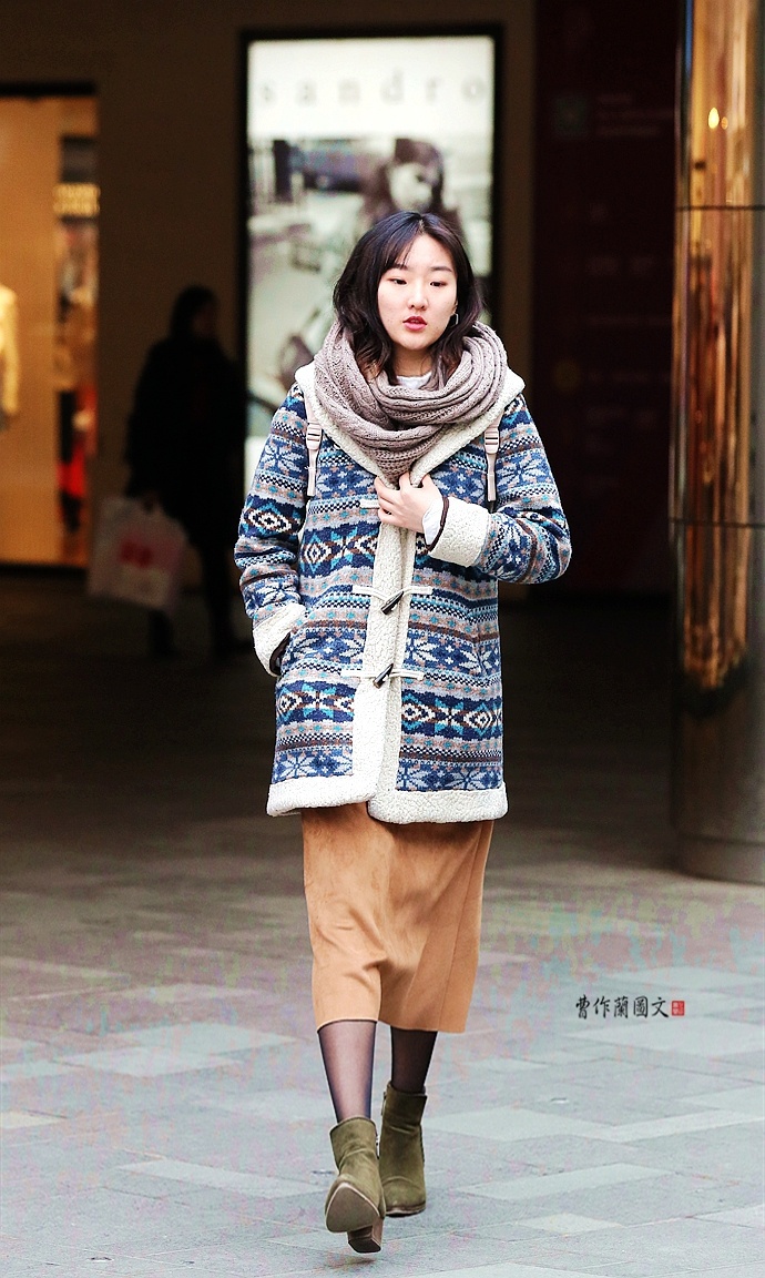 街拍 丝袜美女，穿来穿去还得是黑丝图片
