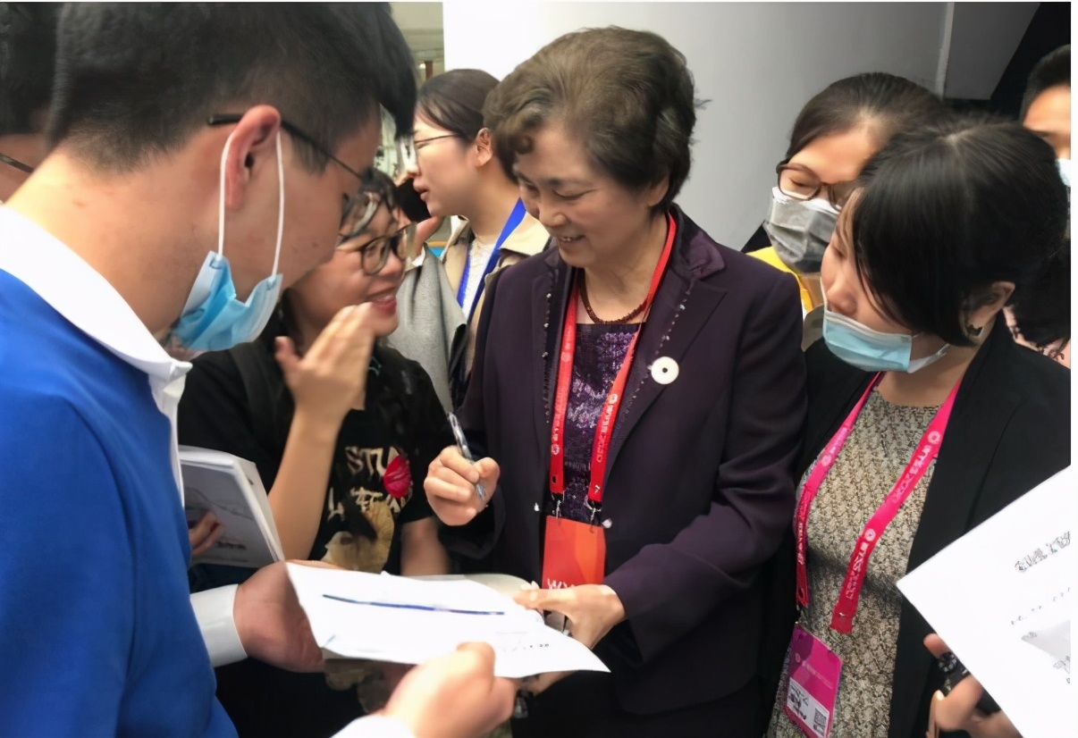 李兰娟夫妇设立！医药卫生界诺贝尔医学奖颁发，获奖者非清华北大