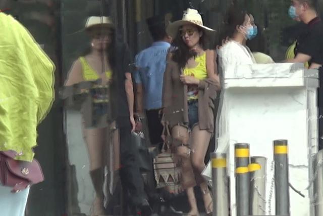 杜江一家三口出门聚餐，霍思燕素颜现身一脸幸福肥，胖出双下巴