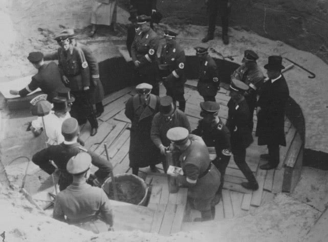 纳粹分子埋下时间胶囊，80多年后被人发现，里面