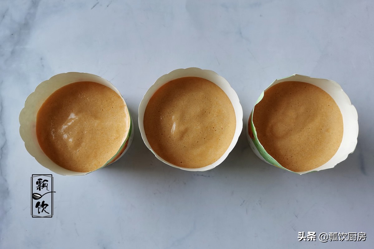 九月南瓜香，做成可口小蛋糕，营养又美味，孩子用手拿着吃超棒