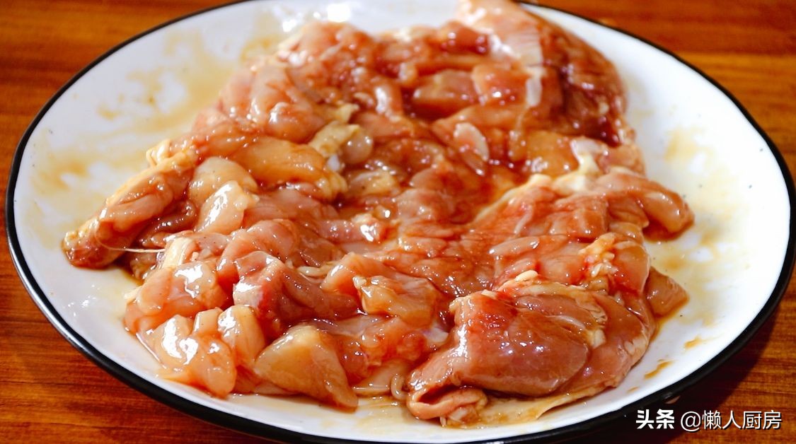 做鸡腿时，鸡肉里面包着咸蛋黄，记住这1点，没有腥味