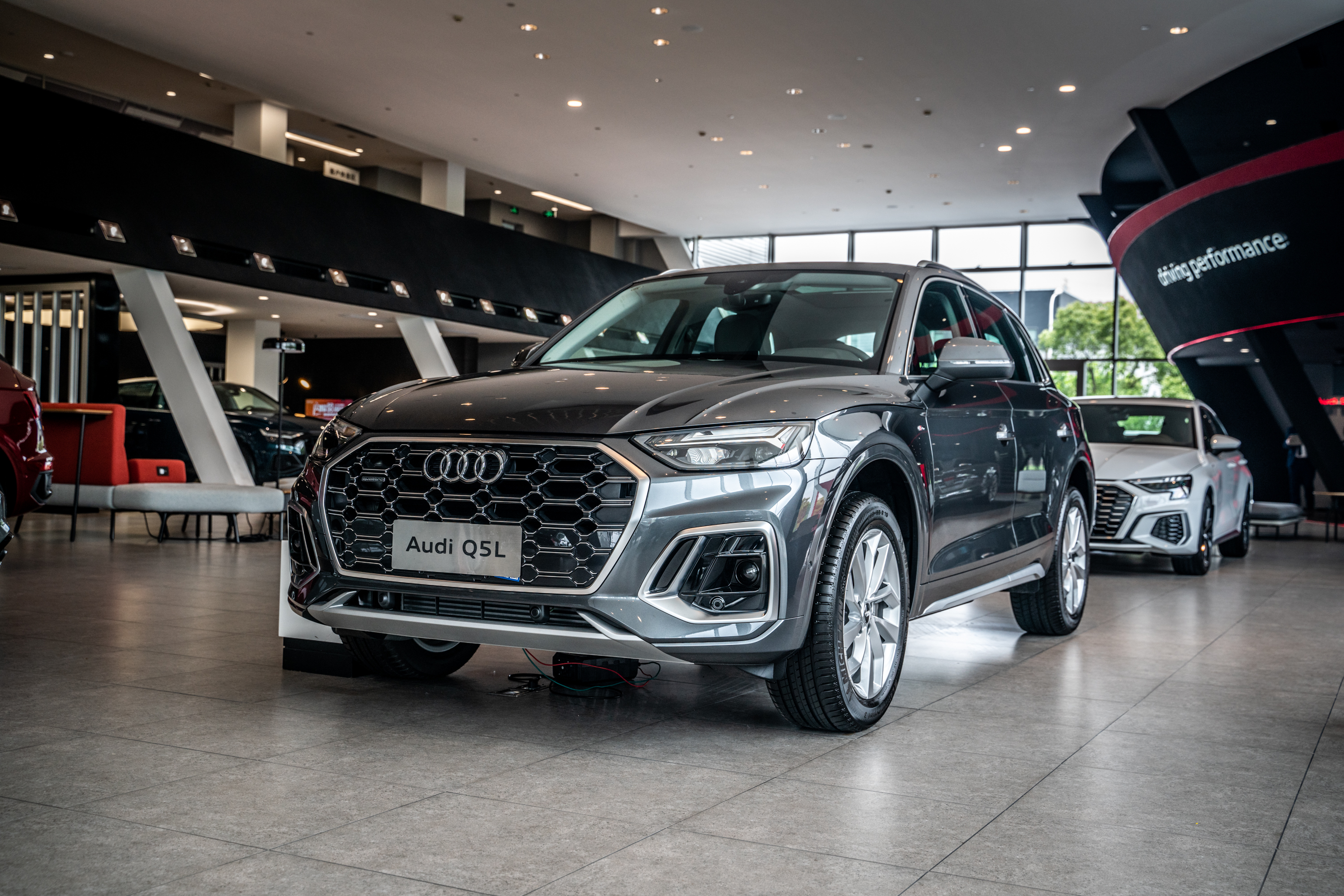 卷叔僚车全新奥迪q5l到店变运动了四驱入门版或降低门槛