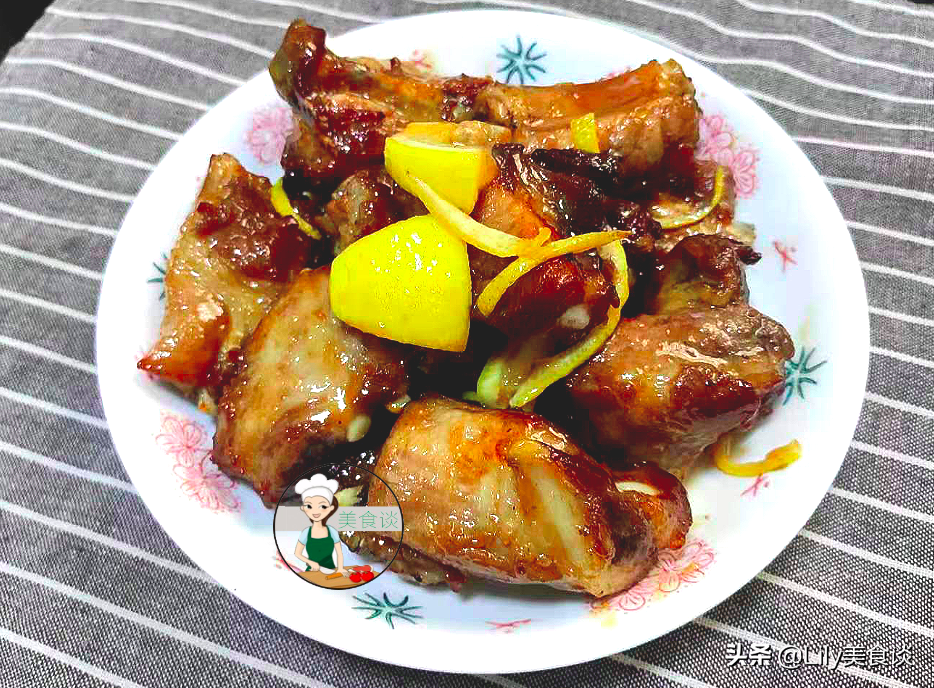 炸排骨時，別直接就下鍋炸，教你一招，排骨外焦里嫩，簡單又營養